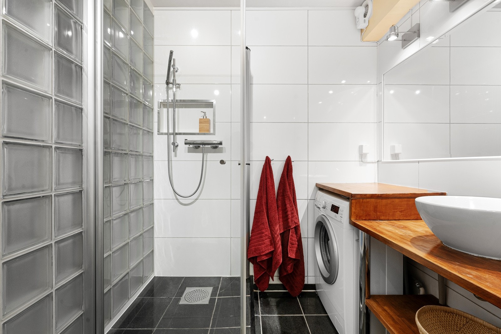 Det er opplegg for vaskemaskin under vasken. Galleribilde