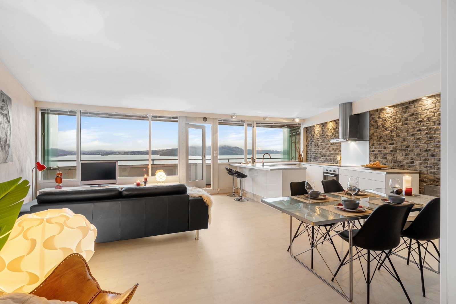 Michael R. Myhre presenterer Rosenli 15! Galleribilde