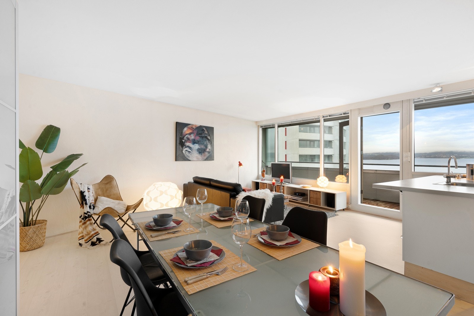 Gjennomgående er store vindusflater som sikrer rikelig med naturlig lysinnslipp. Galleribilde