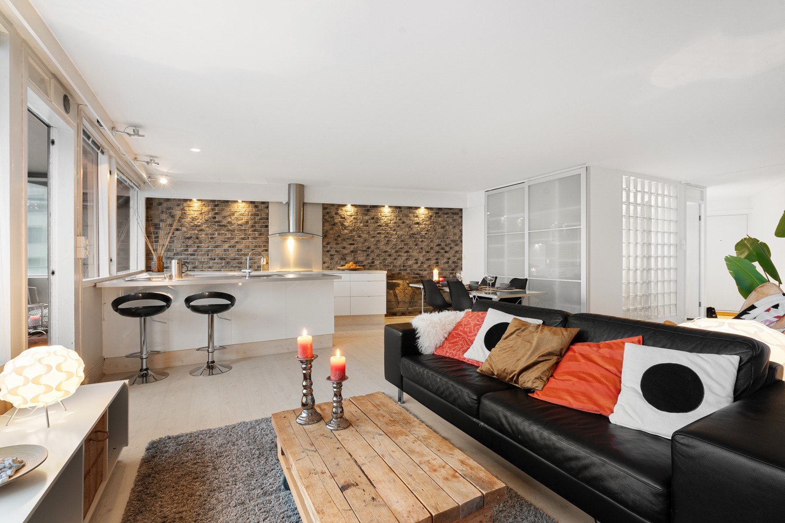 Leiligheten har en god planløsning med stue og kjøkken i åpen løsning. Dette gir rommet en luftig og sosial atmosfære. Galleribilde