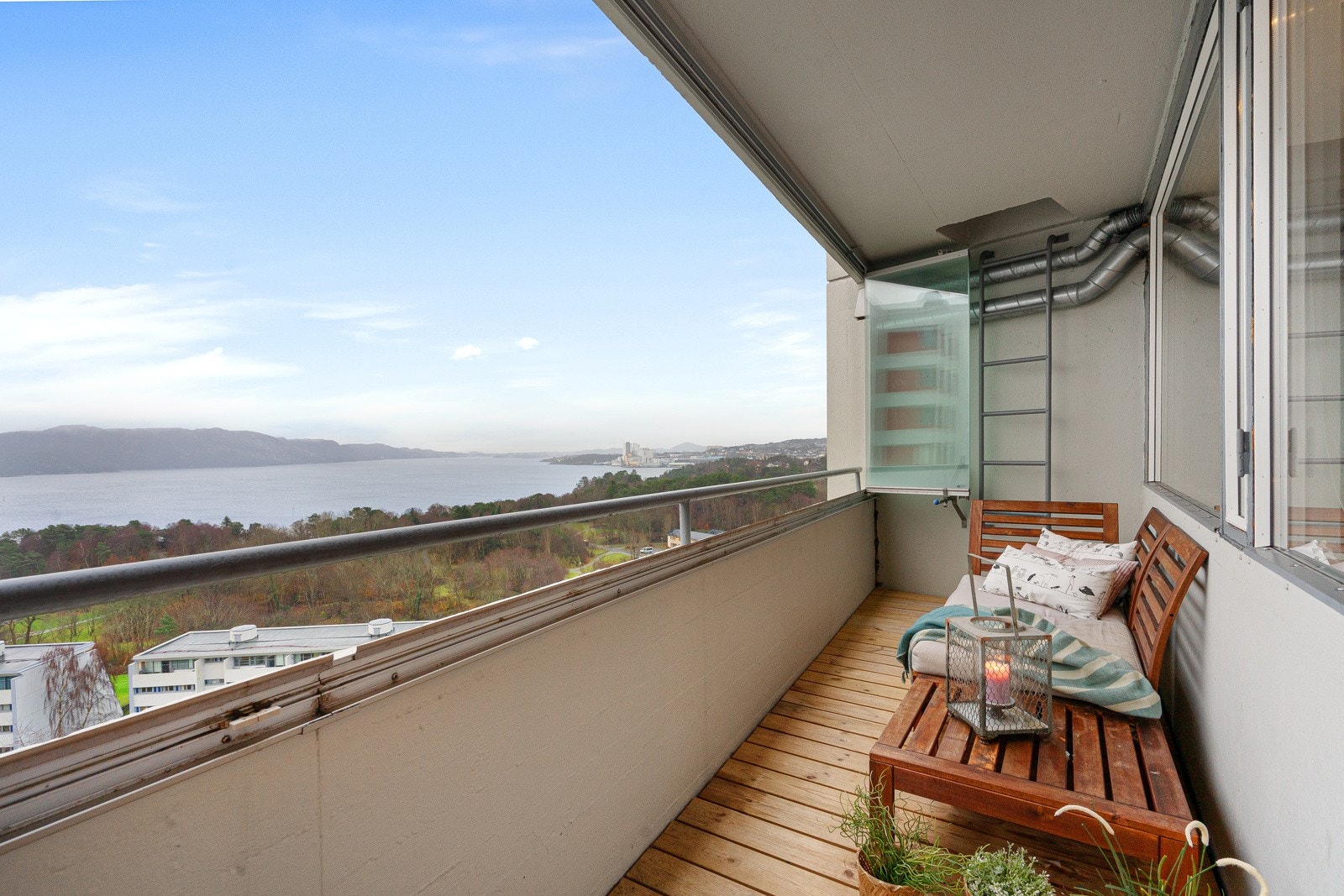 Velkommen til en lys og luftig 3-roms med fantastisk utsikt og god planløsning. Galleribilde