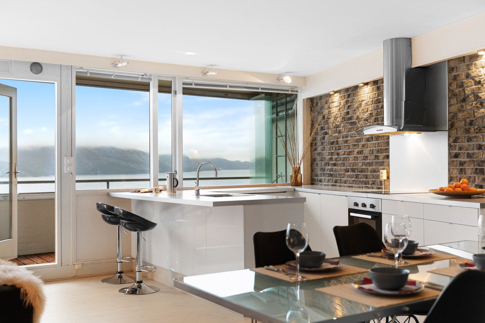 Moderne kjøkken med stilig teglsteinvegg med innfelt downlight-belysning. Galleribilde