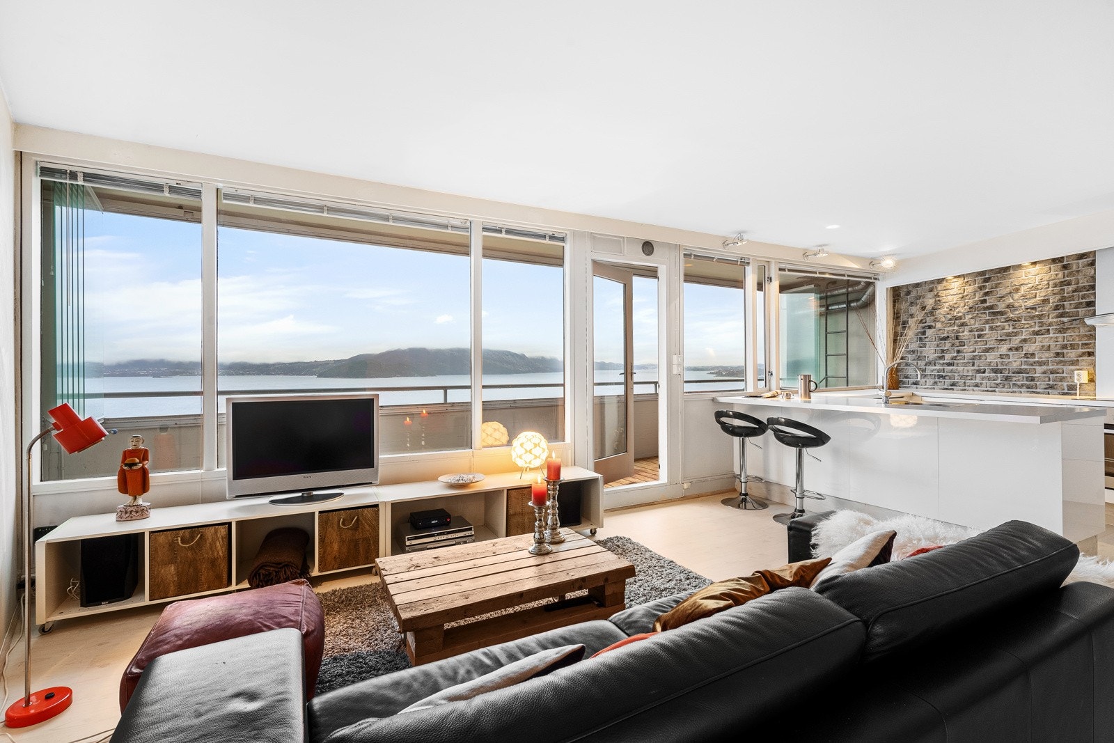 Fra stuen har man utgang til flott balkong med nydelig utsikt fra 13-etasje. Galleribilde