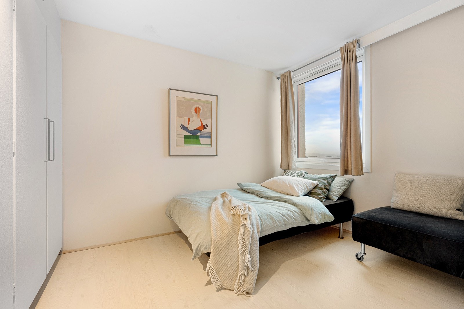 Soverom I er av god størrelse og innehar spesialbestilt garderobeløsning for optimal plassutnyttelse. Galleribilde