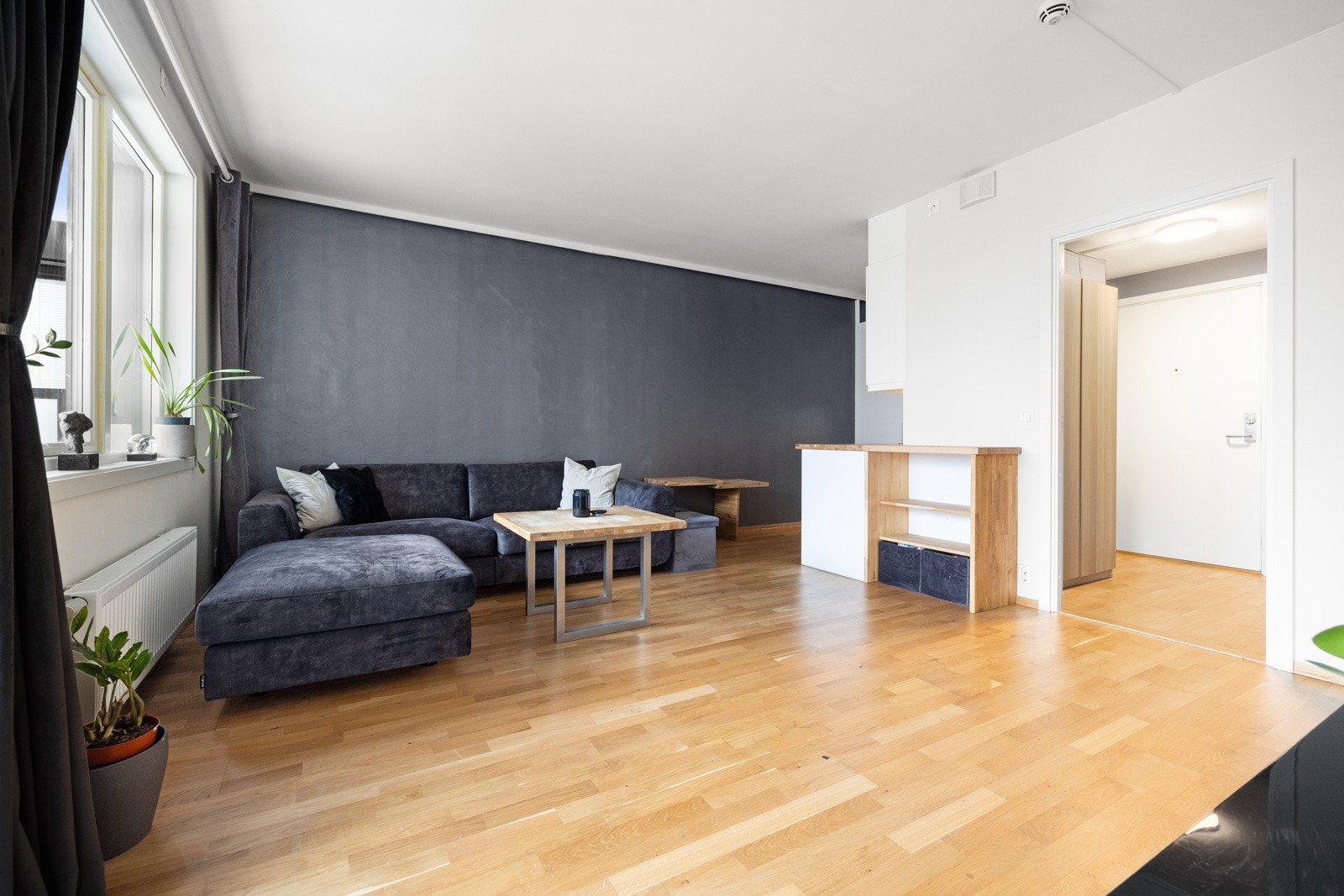 Åpen og sosial stue-/kjøkkenløsning med god plass til stor sofagruppe og spisebord. Galleribilde