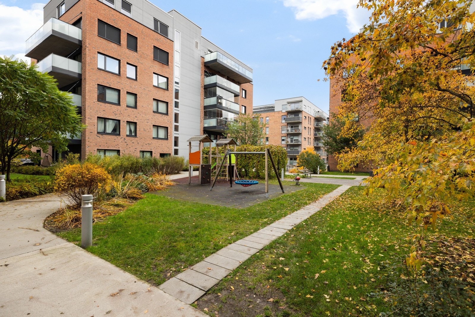 Borettslaget har store, grønne fellesarealer med sittegrupper og beplantning til glede for beboere. Galleribilde