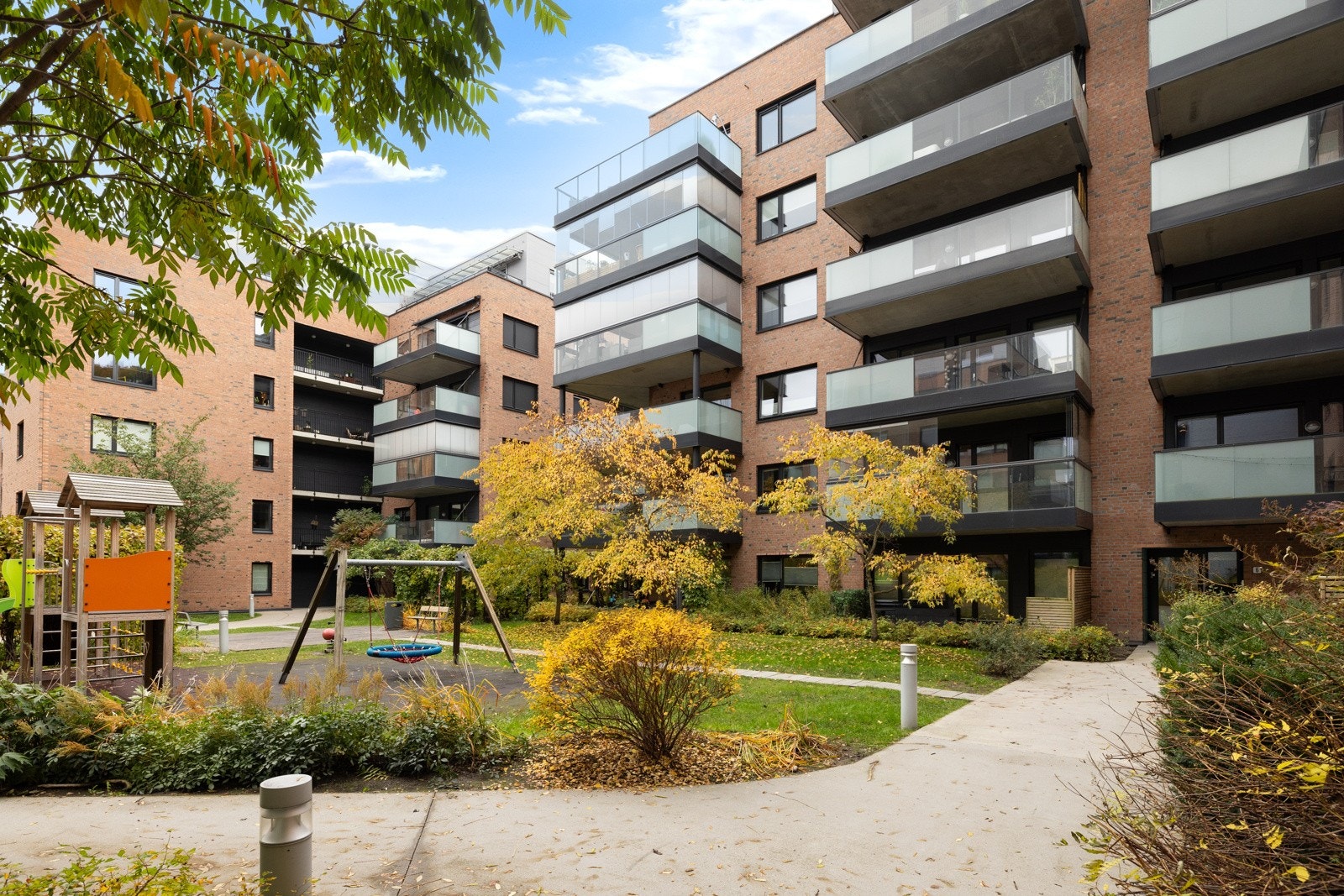 Boligen ligger plassert mot indre gårdsrom som gjør den godt skjermet fra vei og støy. Galleribilde