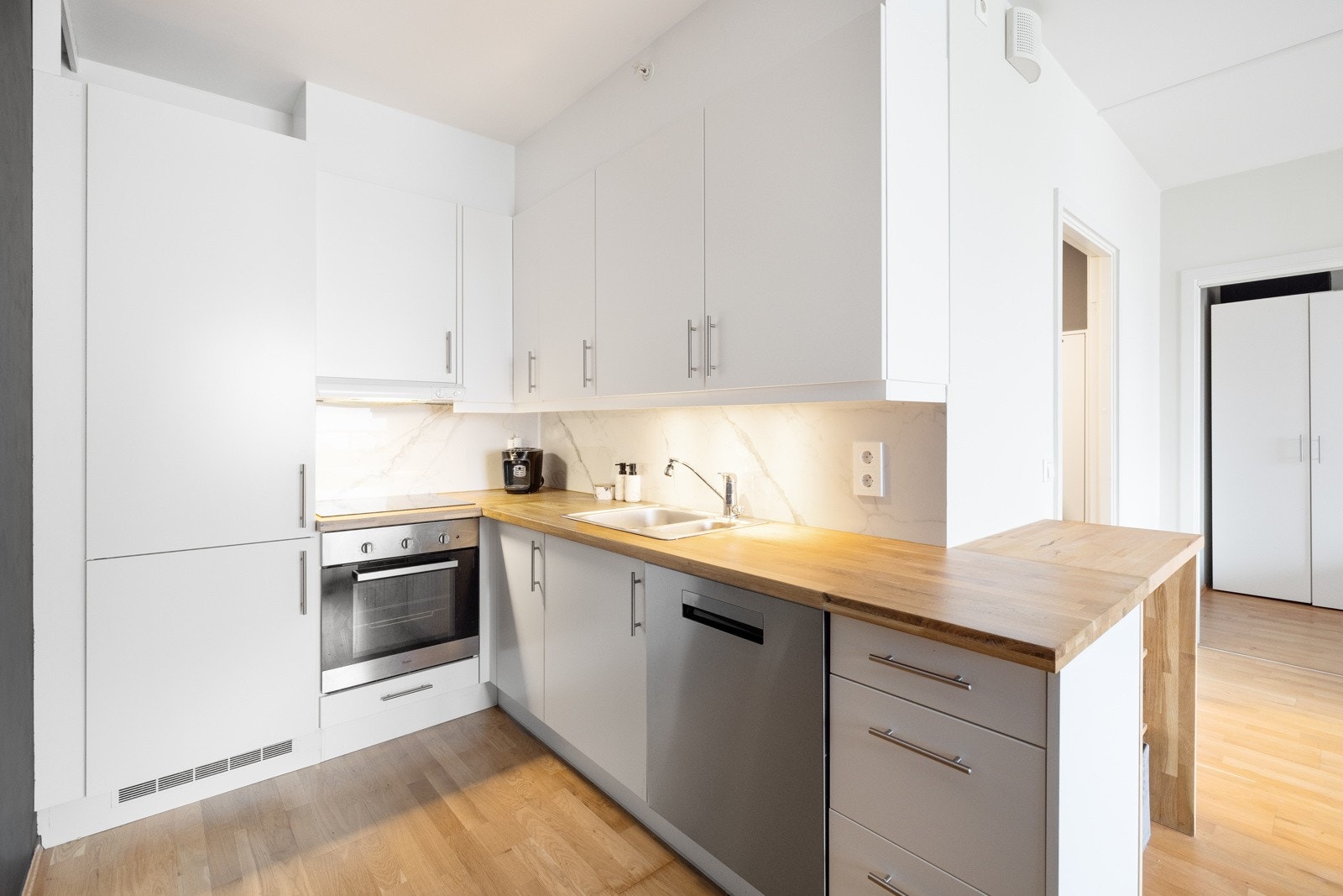 Kjøkkenet er fint tilbaketrukket i egen sone. Galleribilde