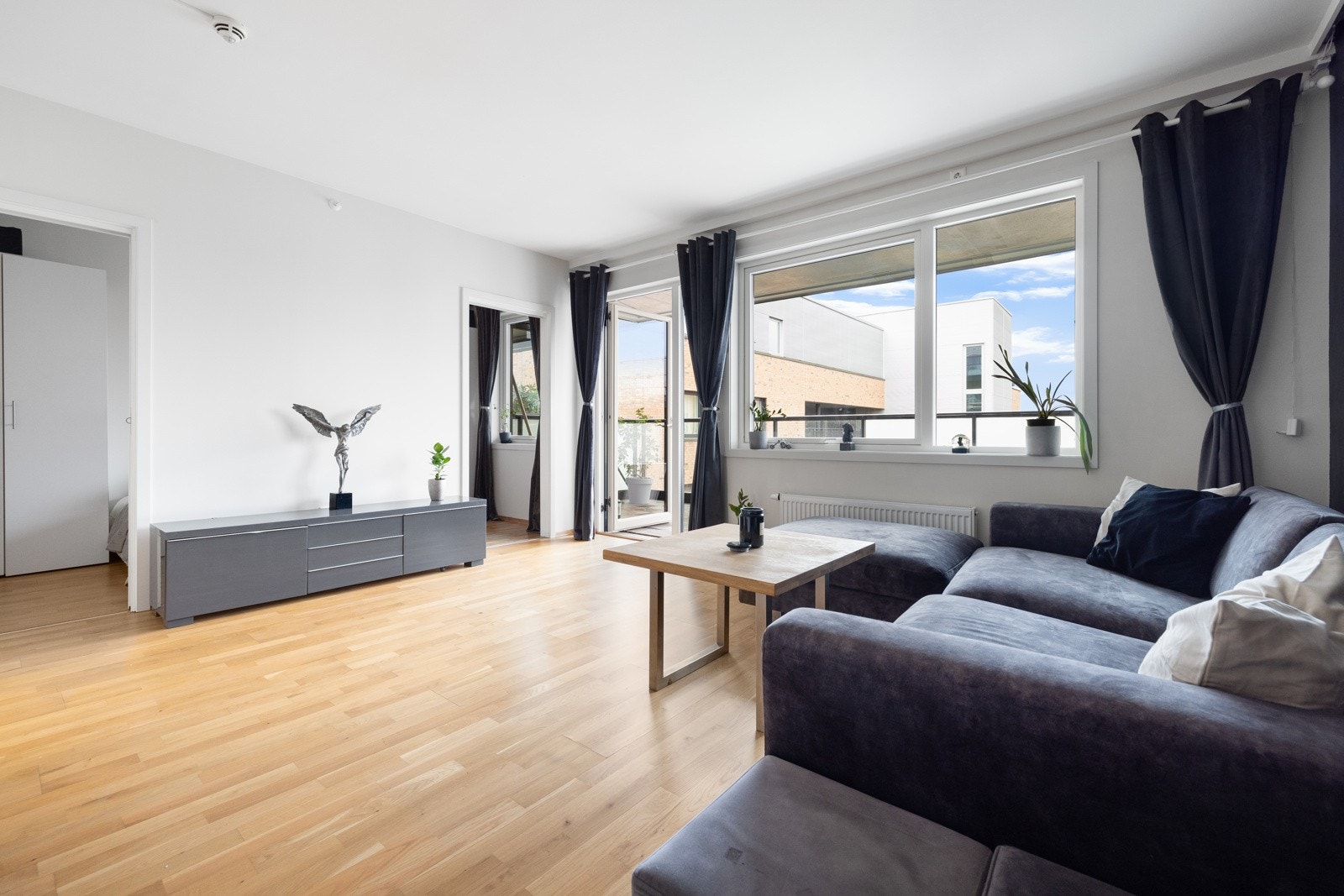 Generøs takhøyde og store vindusflater. Galleribilde