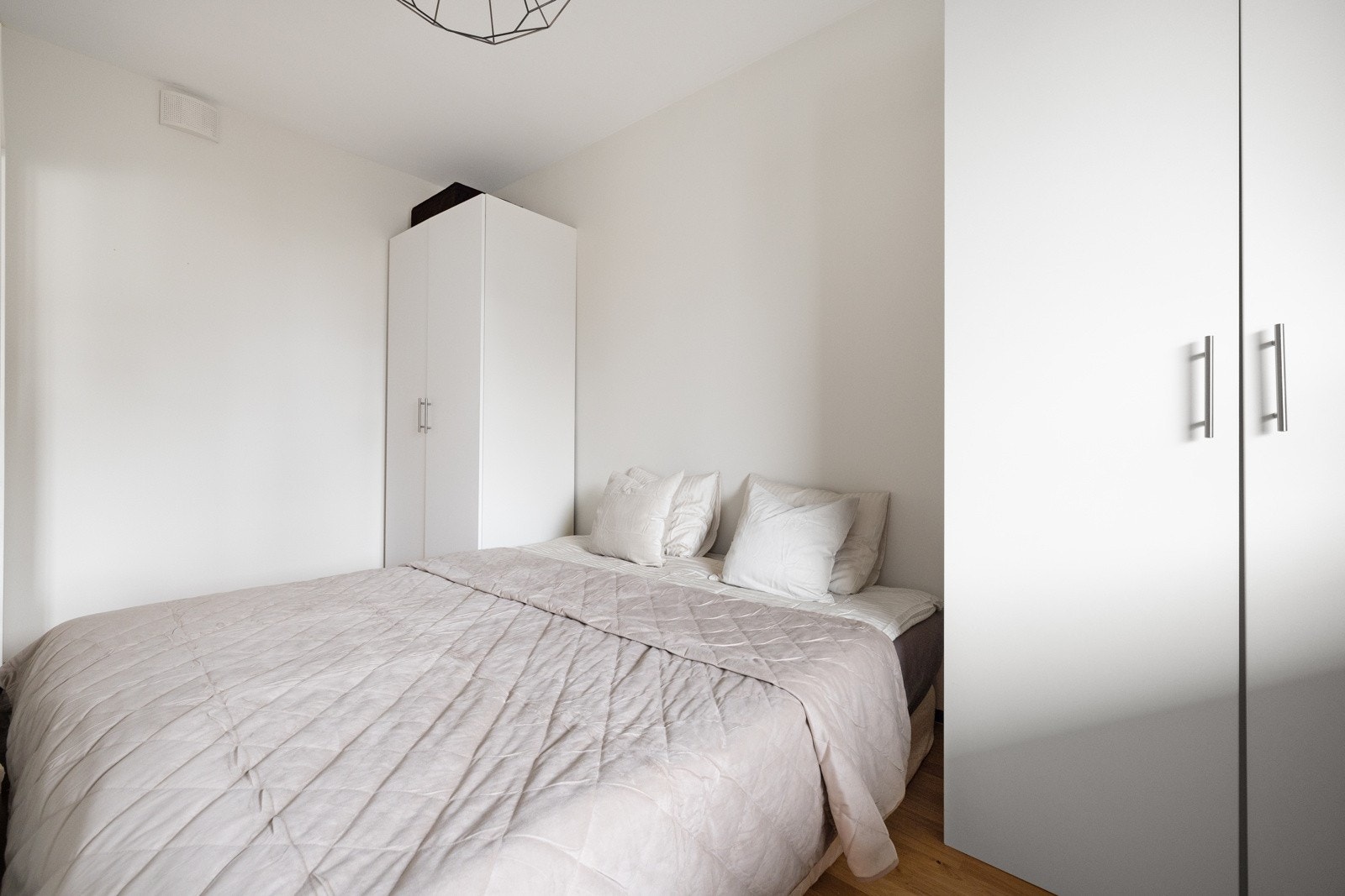 Gode oppbevaringsløsninger med garderobeskap på soverom samt i entré. Galleribilde