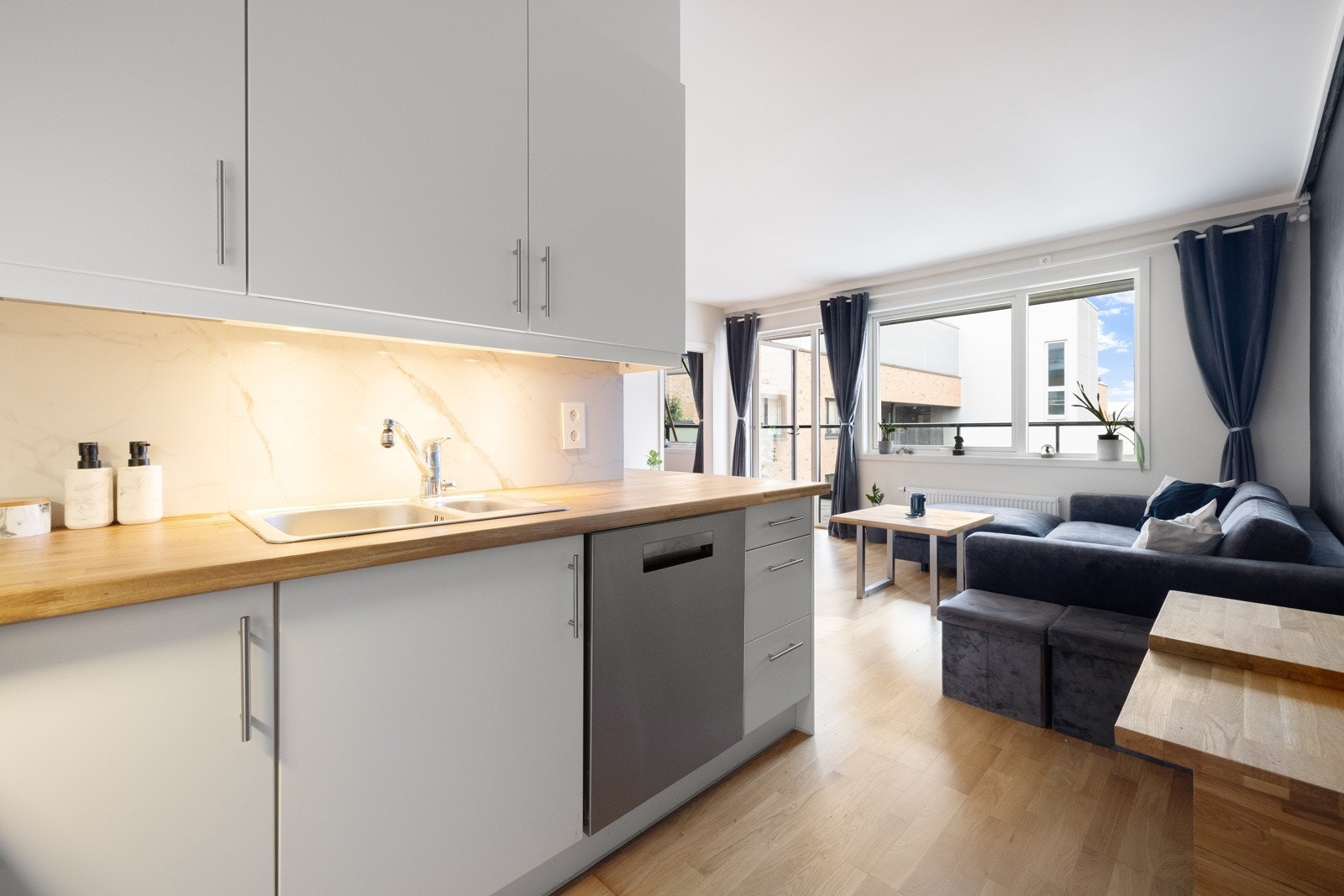 Stilrent kjøkken med integrerte hvitevarer. Galleribilde