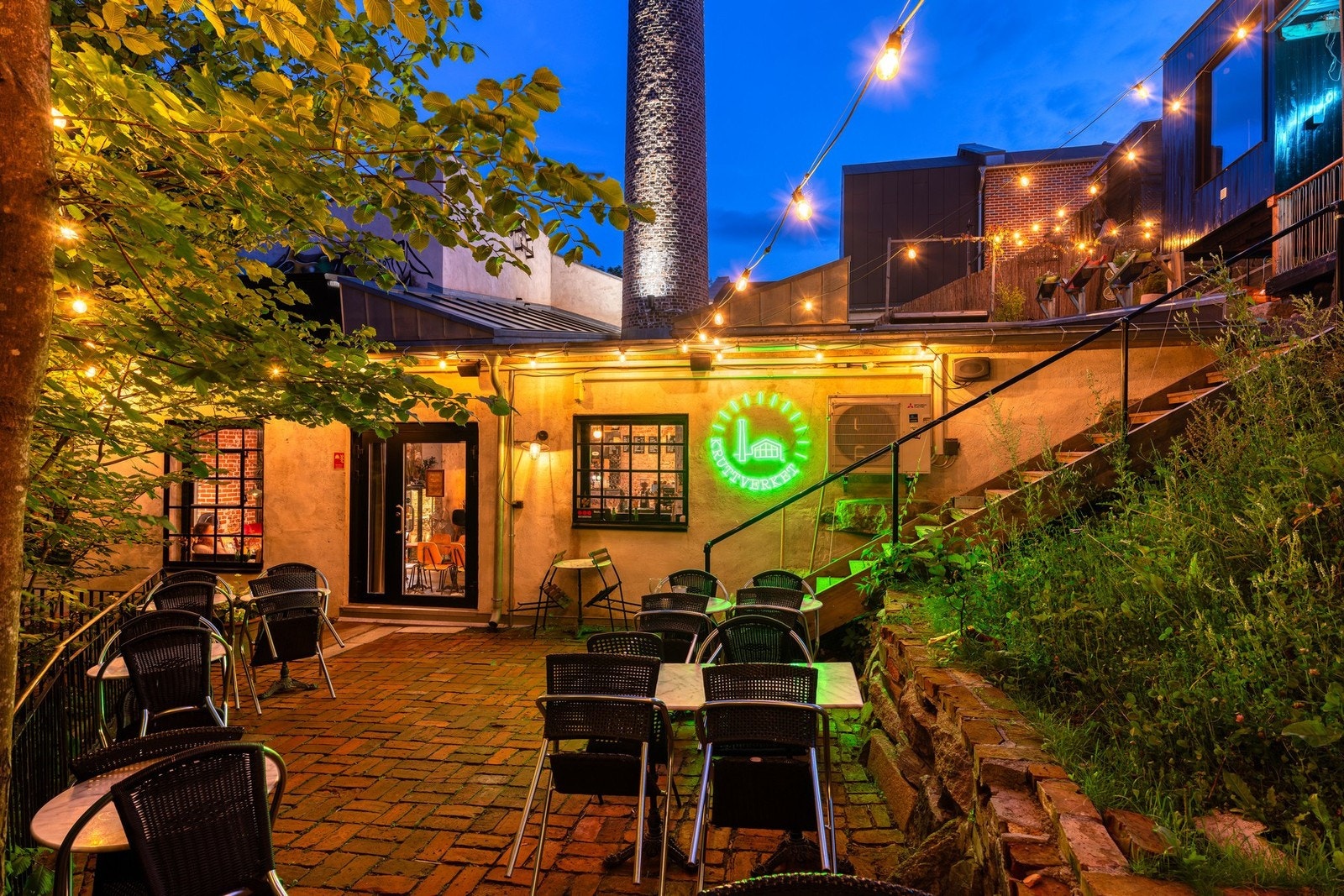 Ta turen til Kruttverket som byr på kafé, restaurant, bar, jazz, yoga og kunstutstillinger Galleribilde