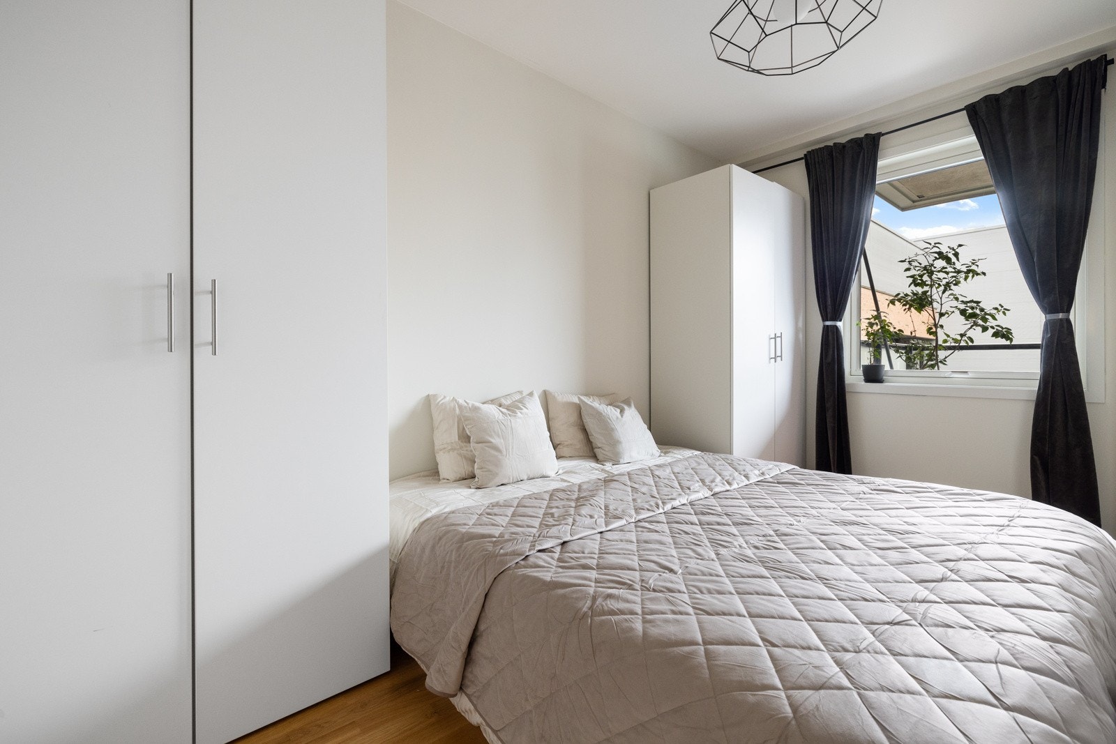 Soverom vender mot stille og rolig bakgård. Galleribilde