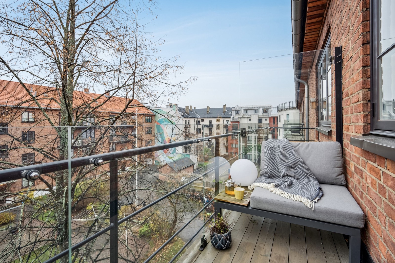 Balkongen vender mot idyllisk og rolig bakgård. God plass til utemøbler og beplantning. Galleribilde