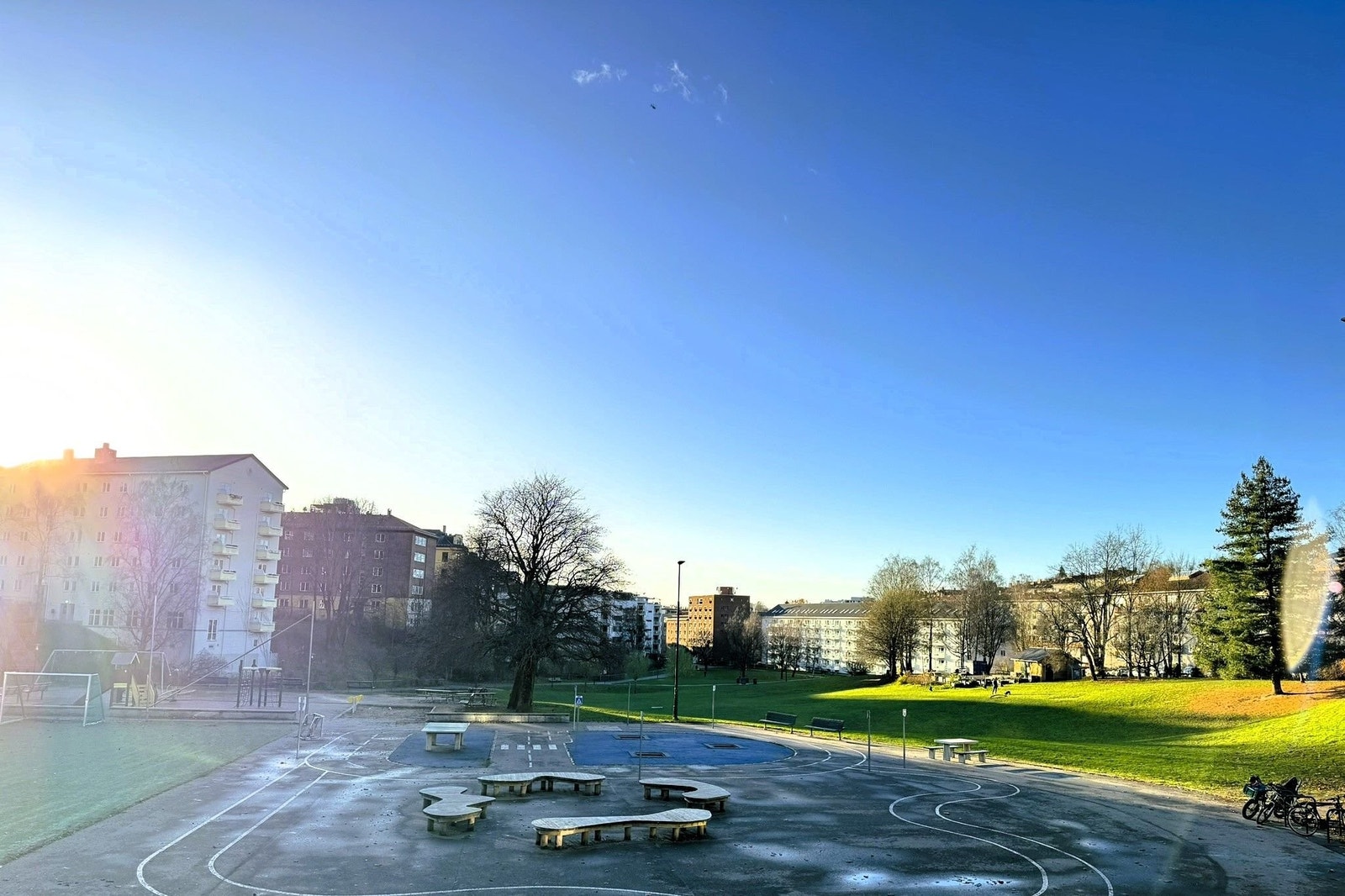 Nærområde: Idylliske Iladalen park med blant annet beplantning, frukttrær og stor lekeplass. Galleribilde