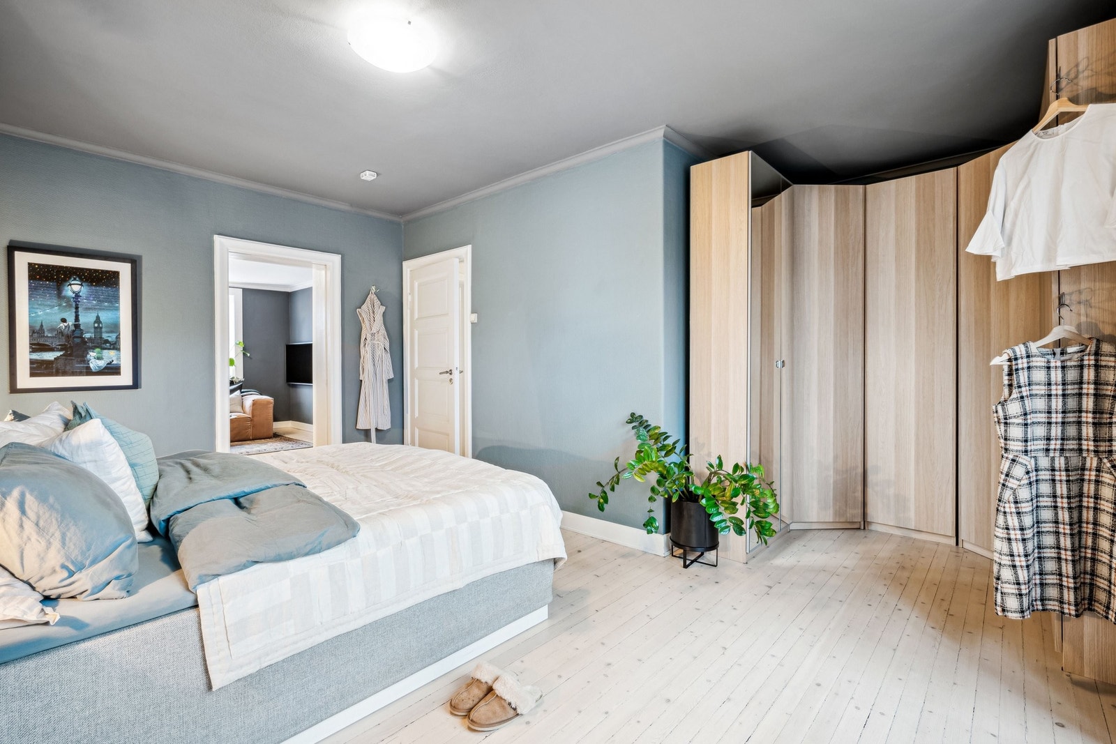 Leiligheten har et stort soverom med plass til dobbeltseng, stor garderobe og kontor. Galleribilde