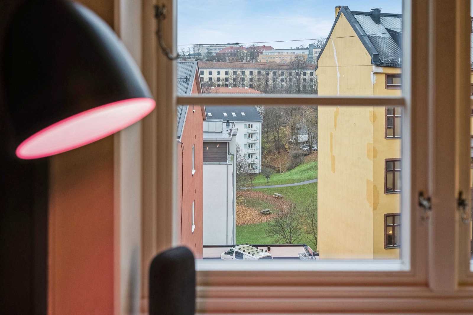 Hyggelig utsyn mot Iladalen fra stue Galleribilde