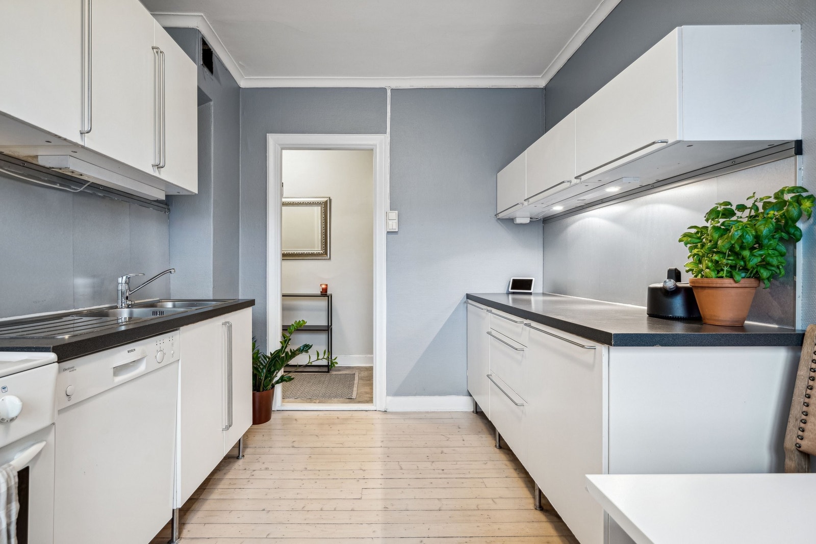 Kjøkkenet oppleves som romslig og lyst! Noen velger å flytte kjøkkenet og etablere soverom her. Galleribilde