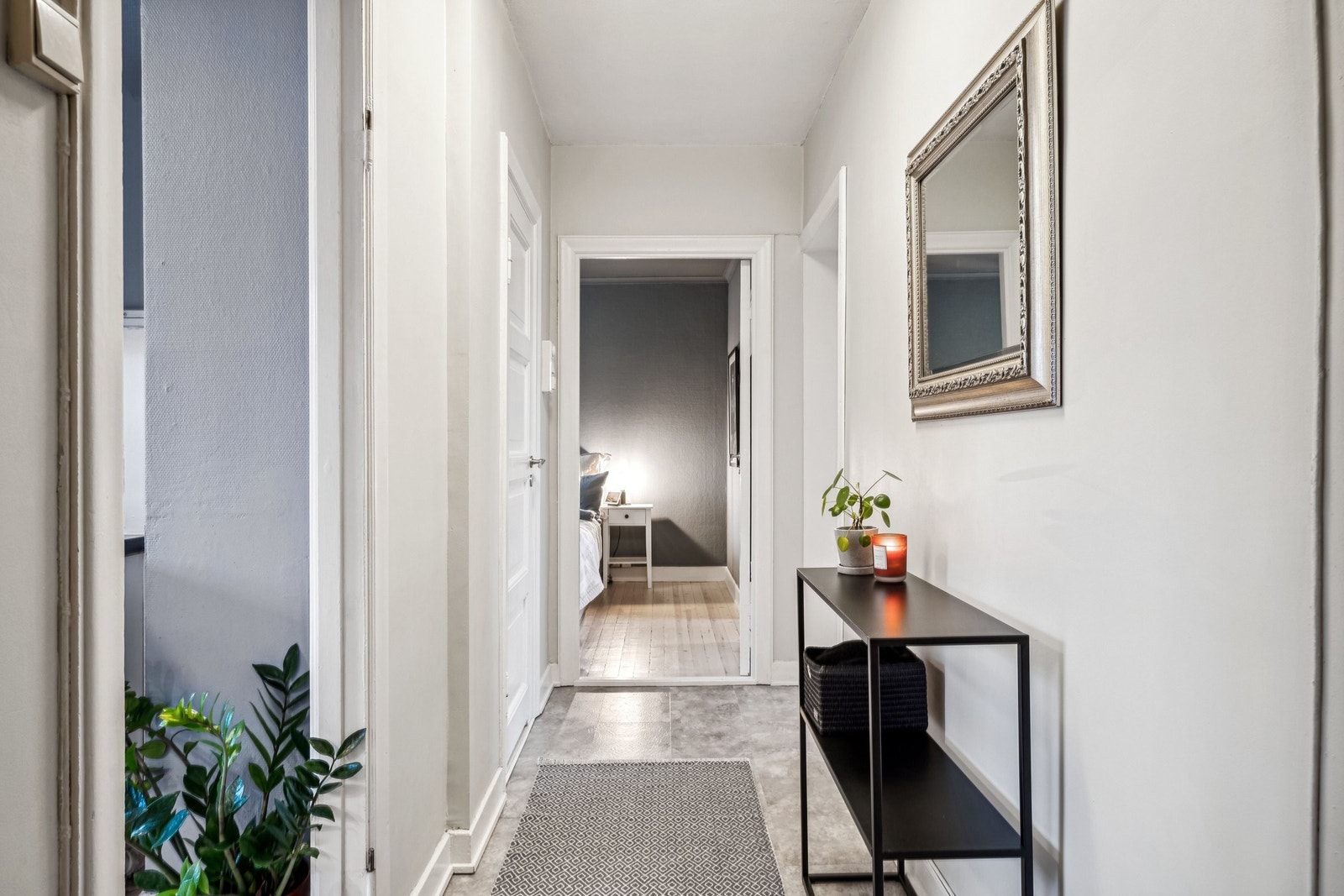 Velkommen inn! I den romslige gangen har du god plass til å henge fra deg yttertøy og sko. Galleribilde