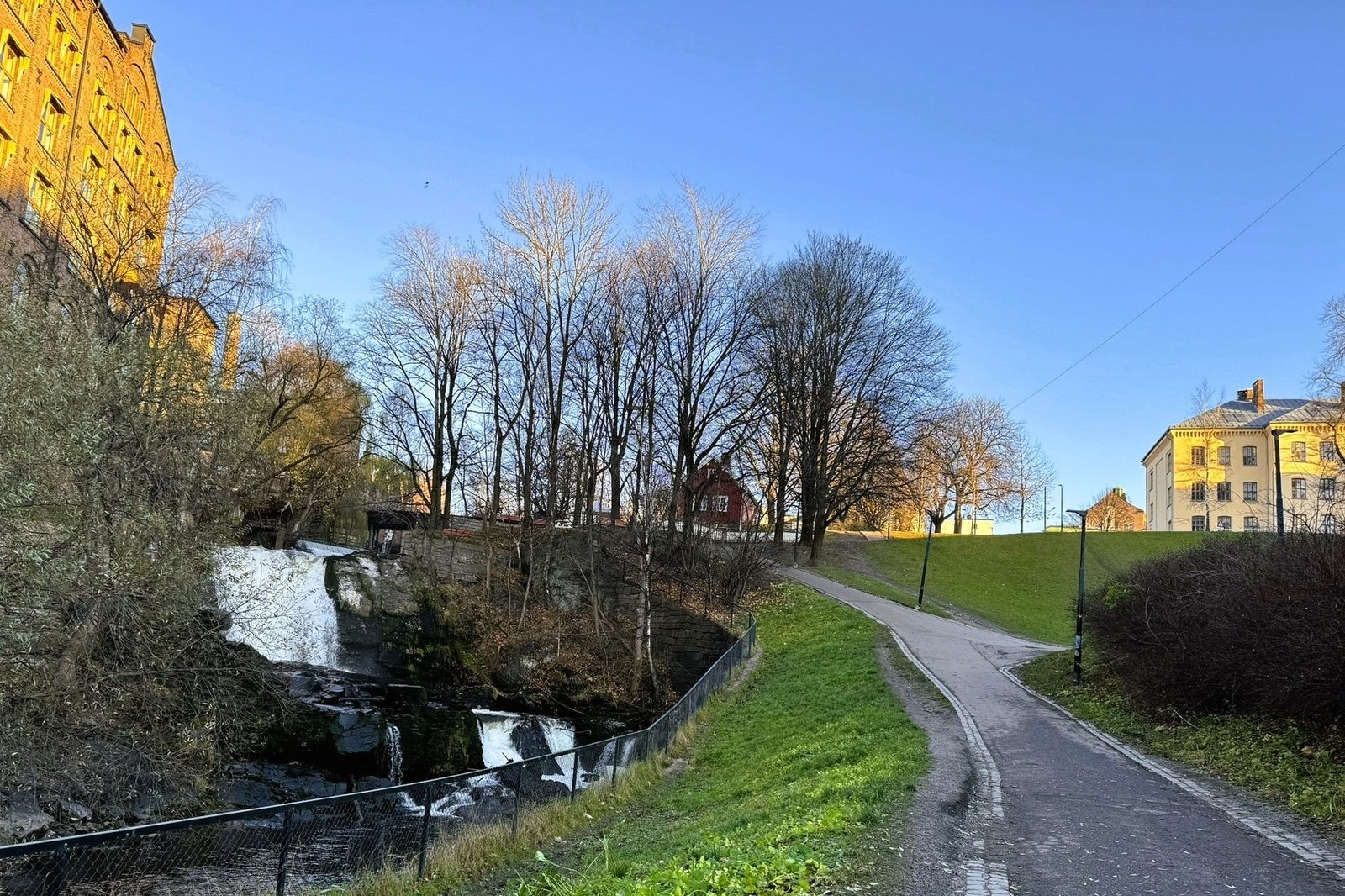 Nærområde: Fossen ved Mølla Galleribilde