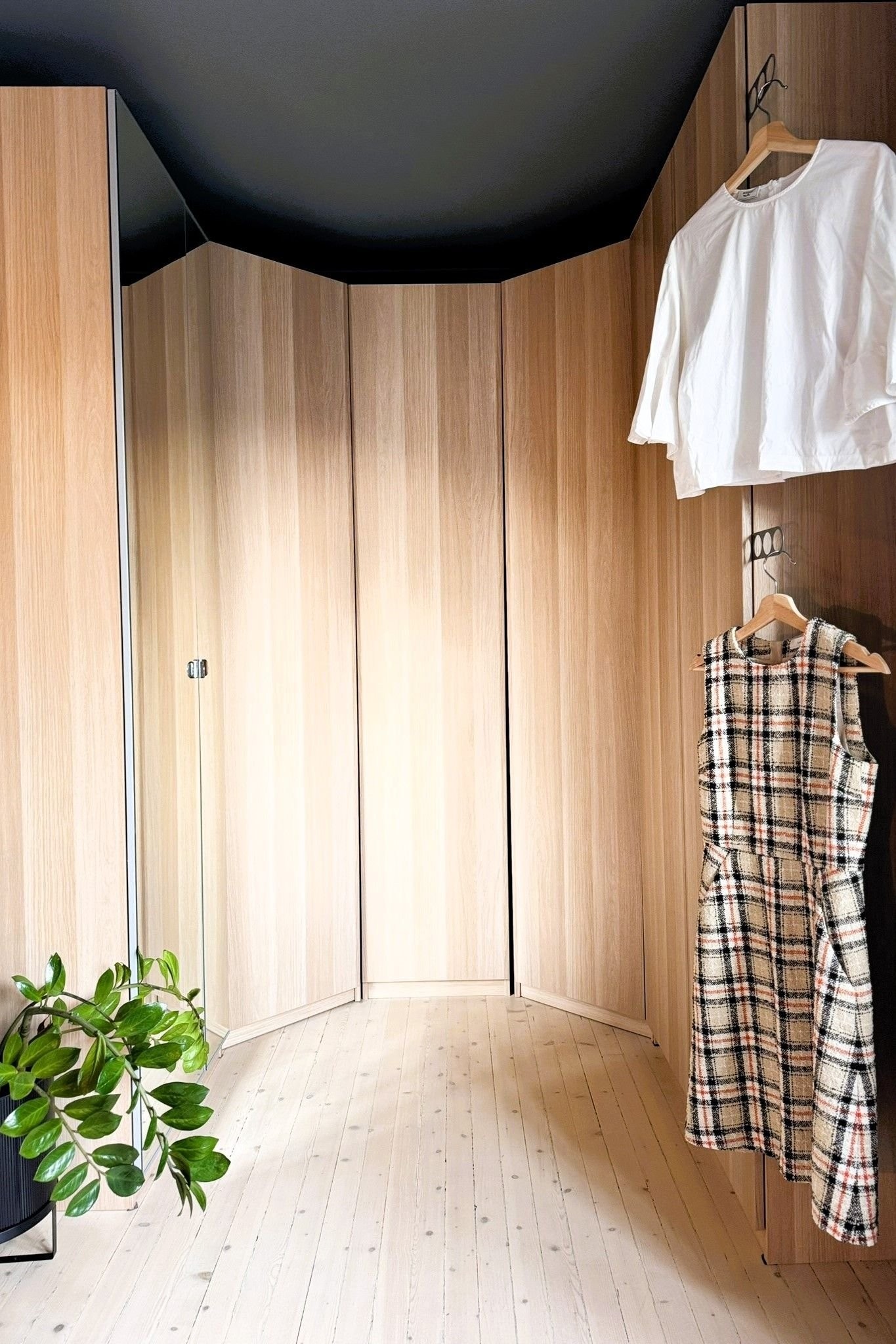 God plass til garderobe på soverom. Boligen disponerer i tillegg en romslig loftsbod og en kjellerbod. Galleribilde