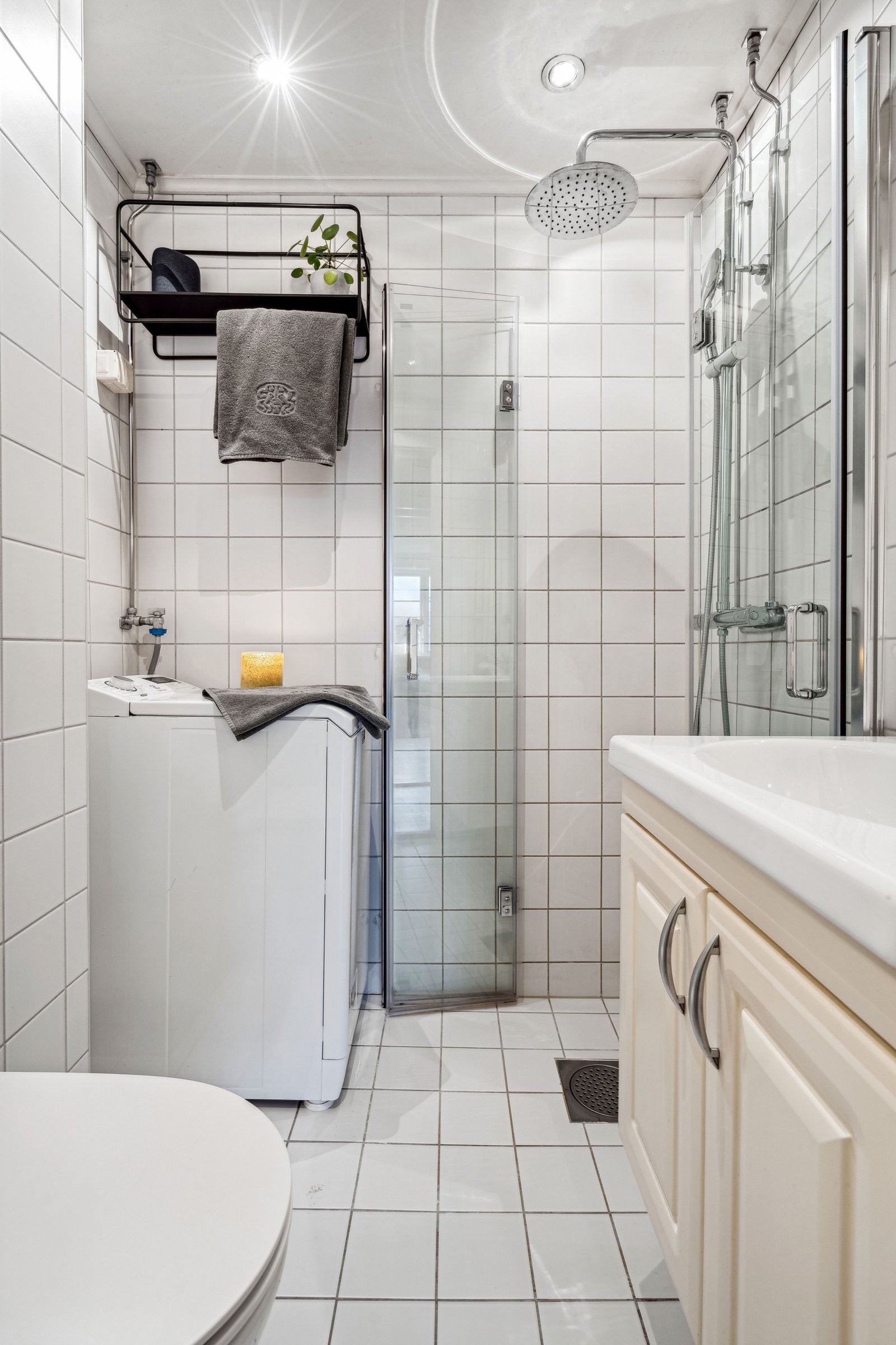 Pent flislagt bad med innredning fra 2020, levert av Comfort Storo. Baderommet ble pusset opp i 2007 i regi av borettslaget. Galleribilde