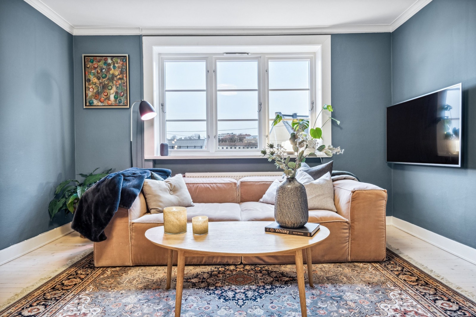 Store vindusflater og luftig takhøyde skaper god romfølelse i boligen. Galleribilde