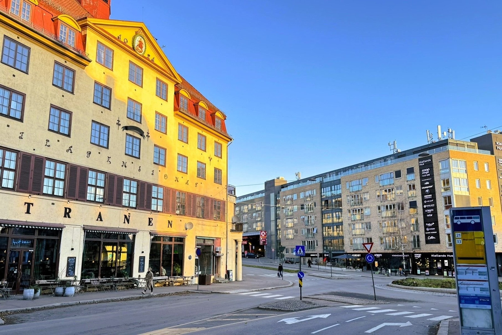 Nærområde: Alexander Kiellands plass er et populært knutepunkt med herlige uteserveringer og det du trenger av serveringstilbud. Galleribilde