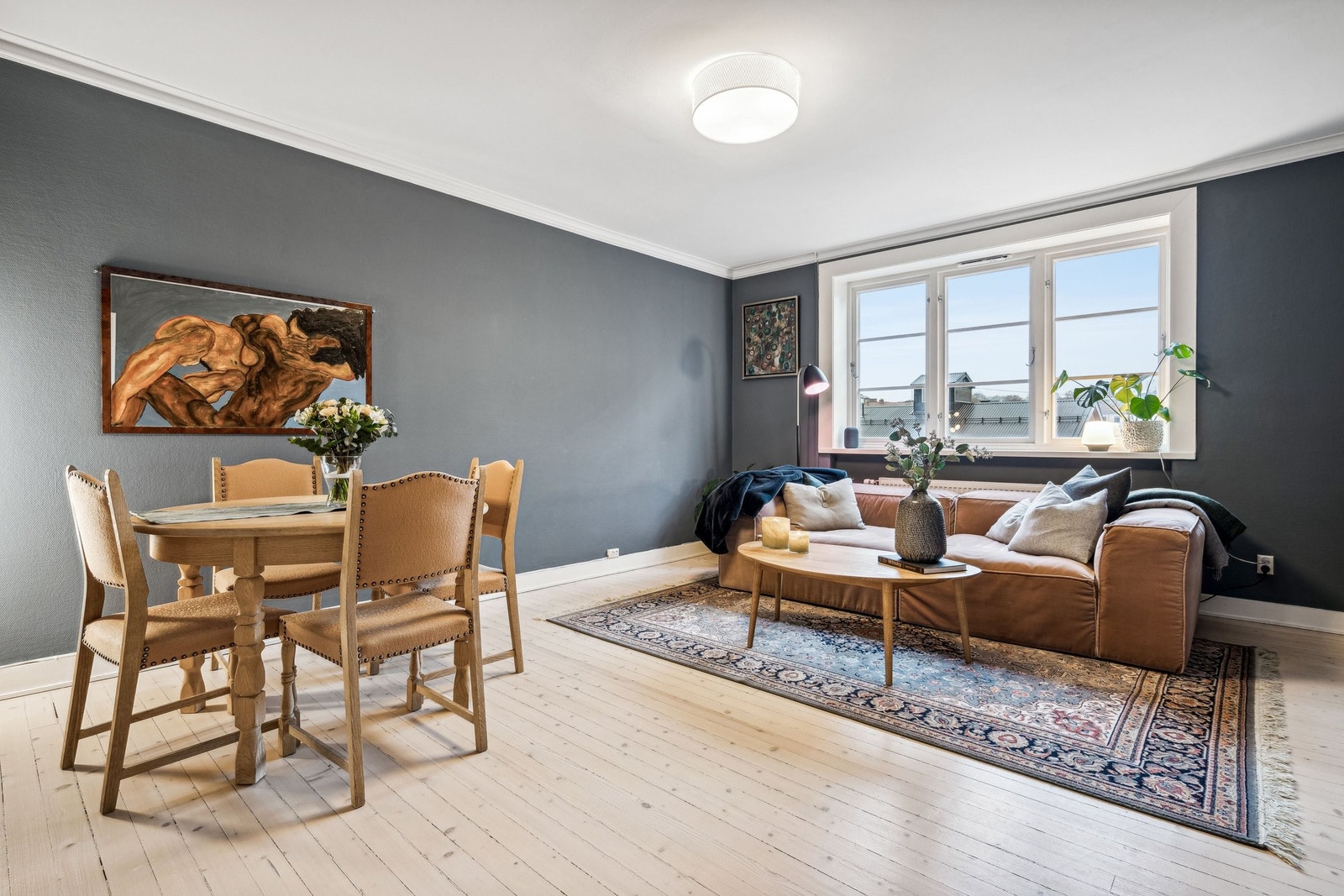 Leiligheten har en stor og møbleringsvennlig stue. Galleribilde