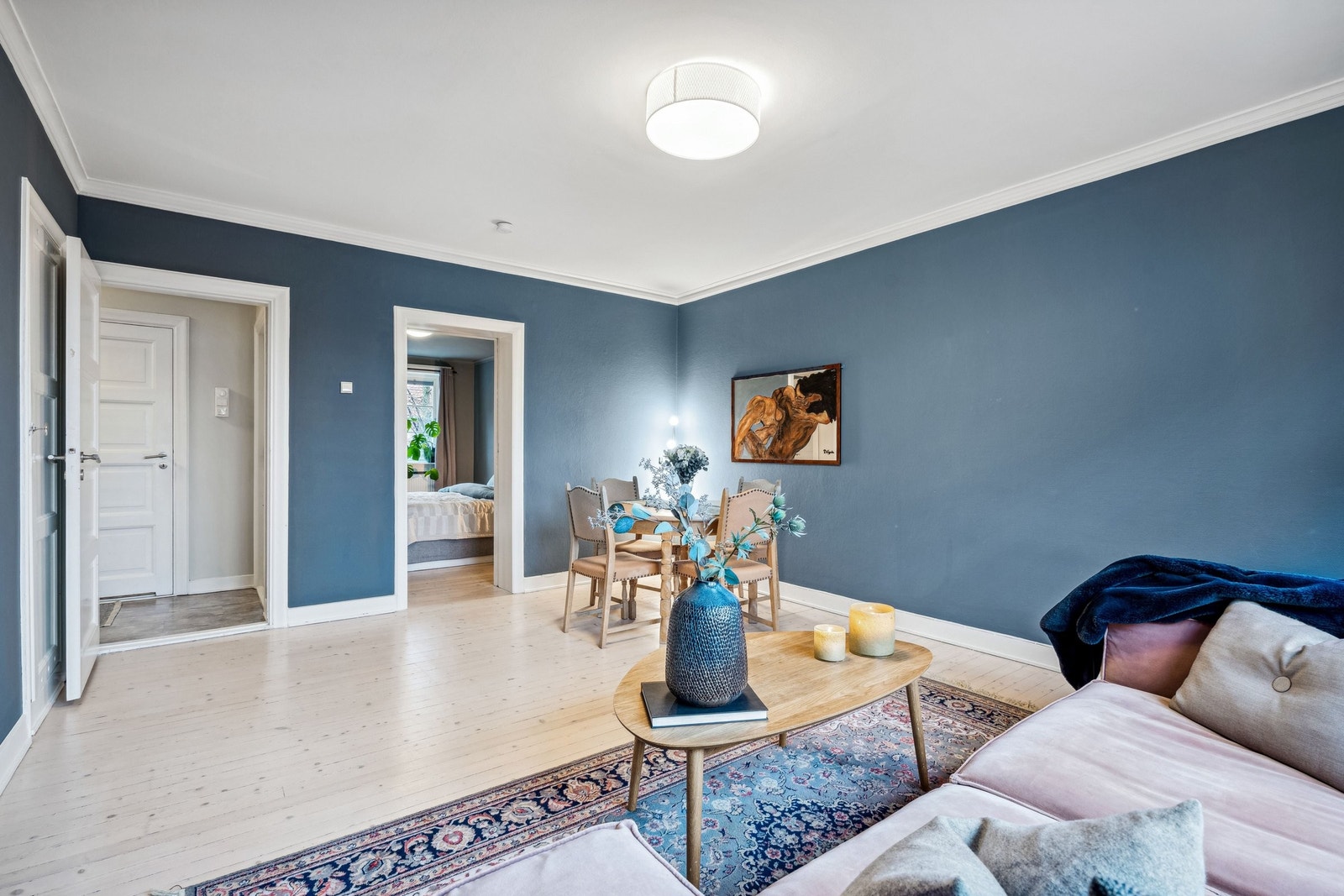 En gjennomgående planløsning kombinert med generøs takhøyde skaper en god romfølelse. Galleribilde