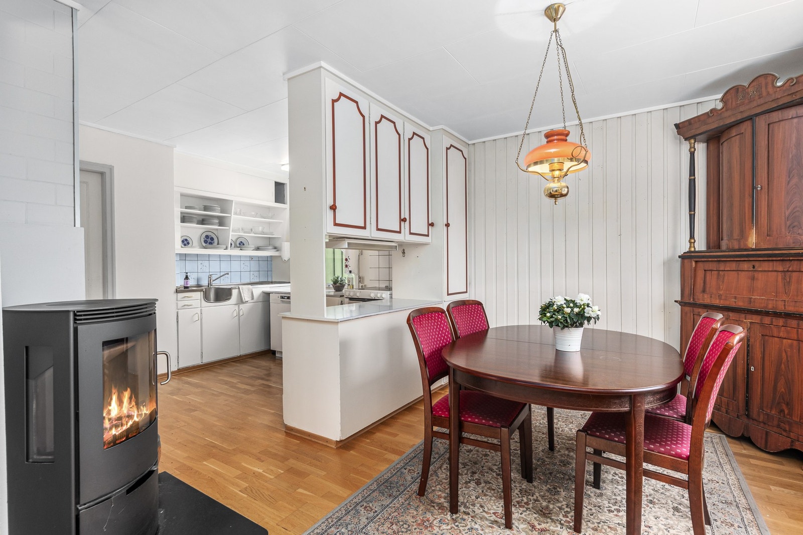 Fra stuen er det delvis åpent mot spisestuen og kjøkkenet. Galleribilde