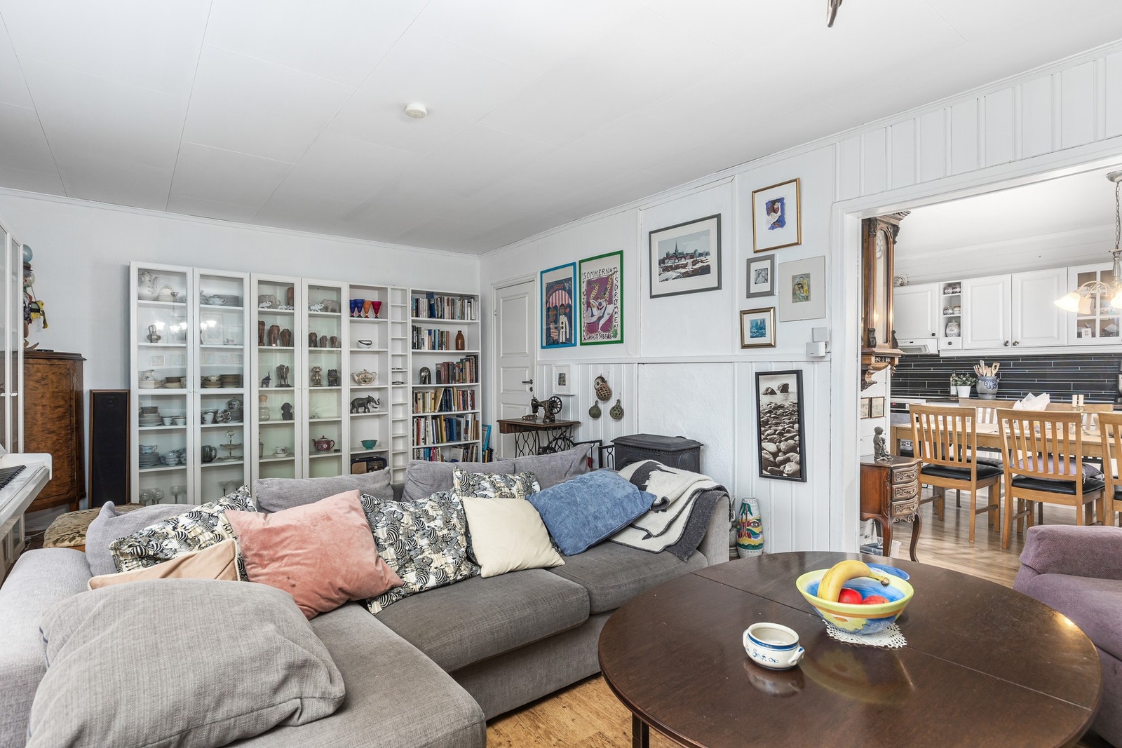 Stuen er 27 kvm med åpning mot spisestue og kjøkken. Galleribilde