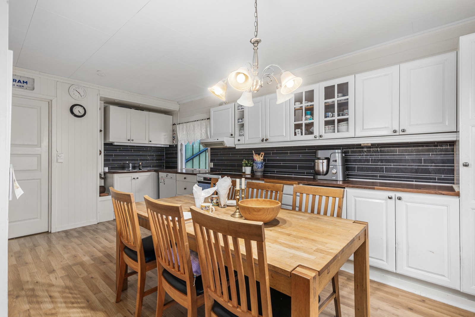 Rommet har gjennomlys fra vindu på begge sider. Galleribilde