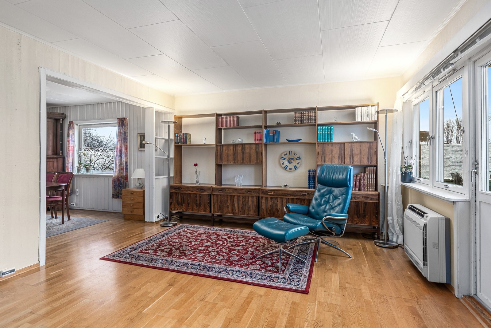 Fra stuen er det delvis åpent mot spisestuen og kjøkkenet. Galleribilde