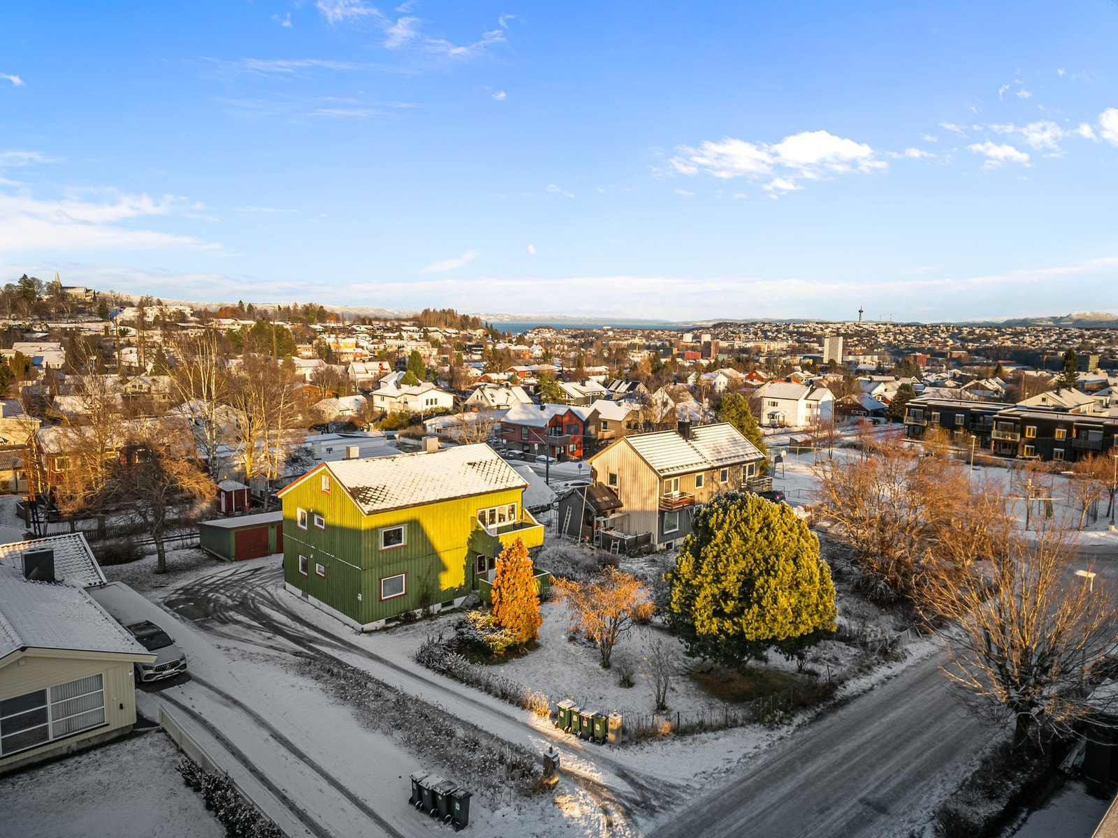 Boligen selges som en hel, seksjonert tomannsbolig bestående av kjeller, loft og to fullverdige leiligheter i 1. og 2. etasje. Galleribilde