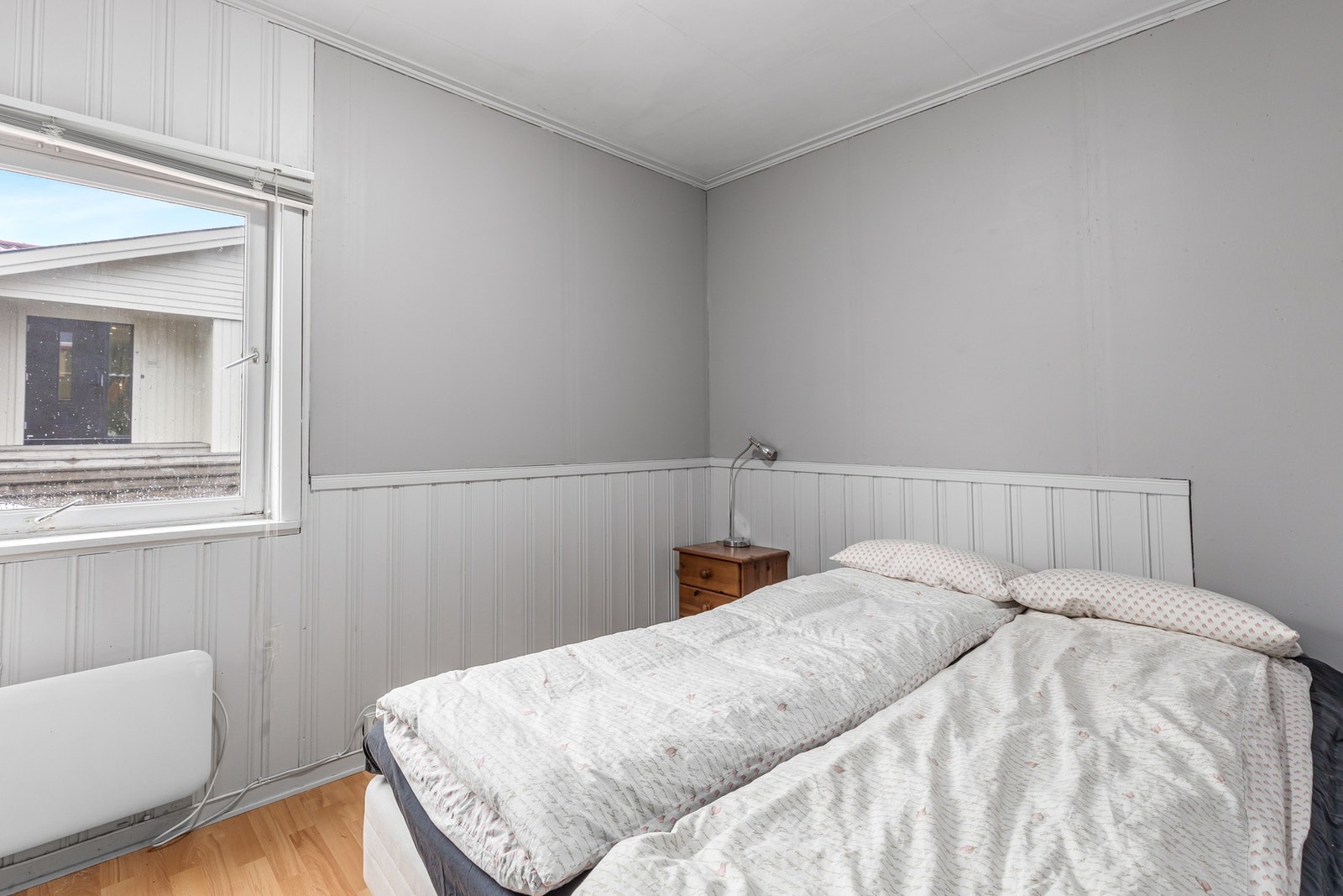 I begge etasjene er det et soverom med tilgang fra felles trappeoppgang som er betegnet "hobbyrom" på plantegning. Galleribilde