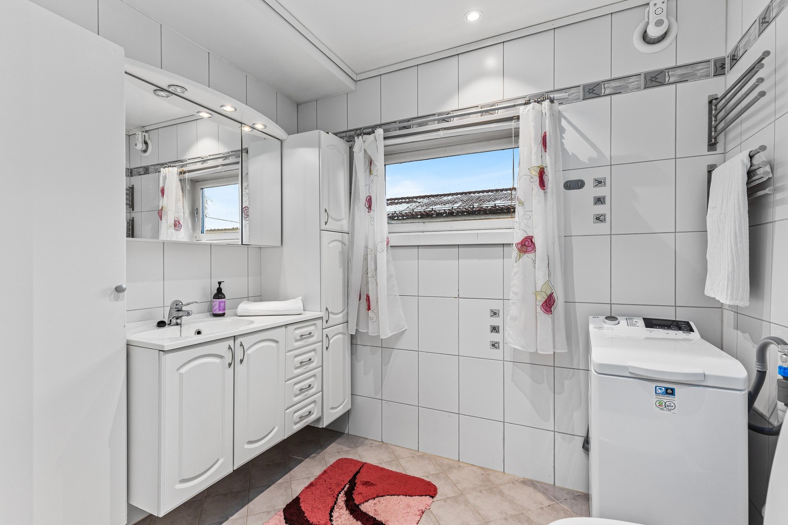 På badet er det opplegg for vaskemaskin. Galleribilde