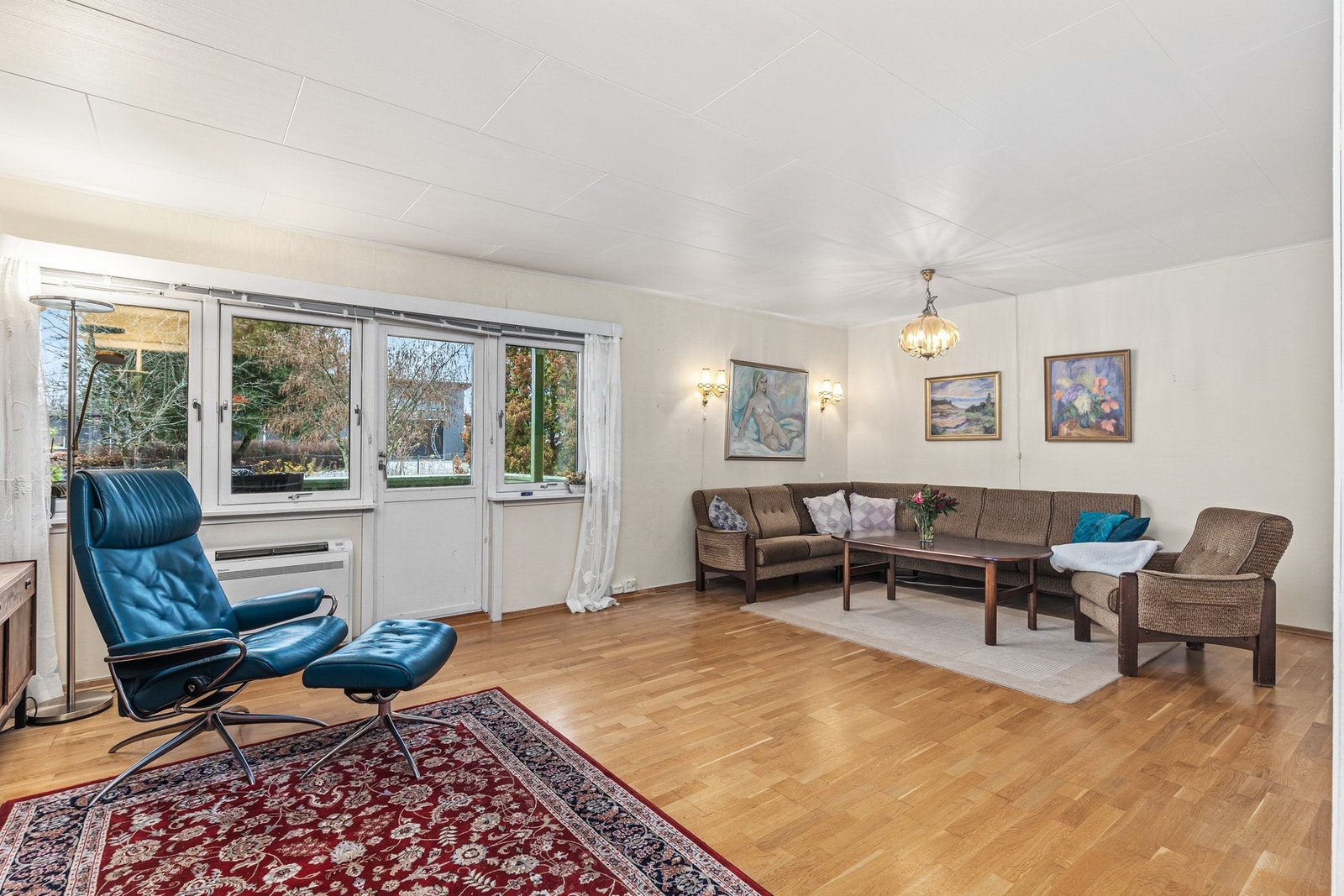 1. etasje består av en leilighet på 77 kvm med stue, kjøkken, bad og soverom. Galleribilde