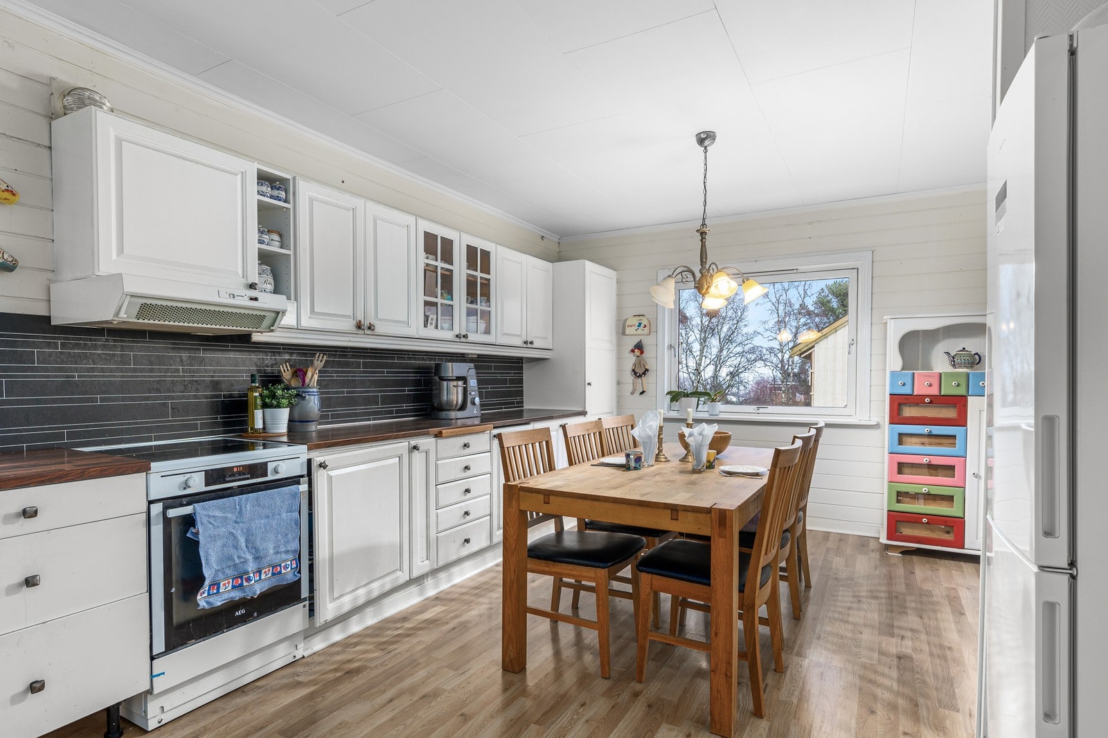 Kjøkkenet er 20 kvm med god plass til spisestue. Galleribilde