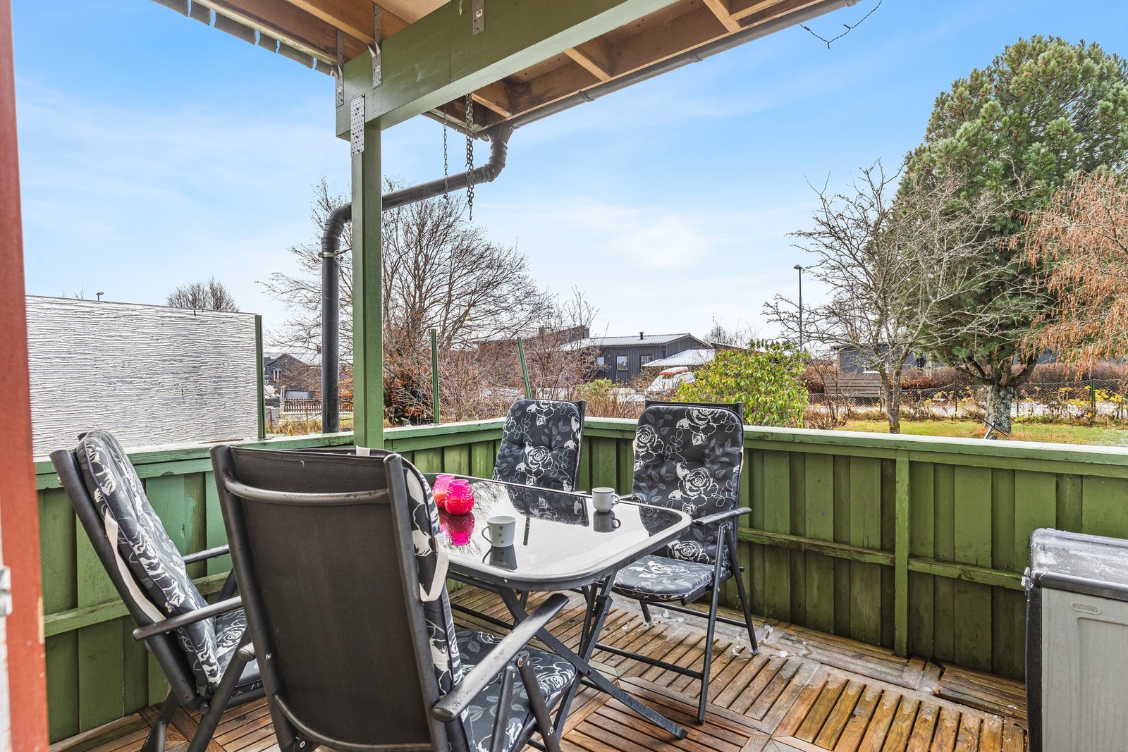 Overbygd veranda på 10 kvm med nedgang til hagen. Galleribilde