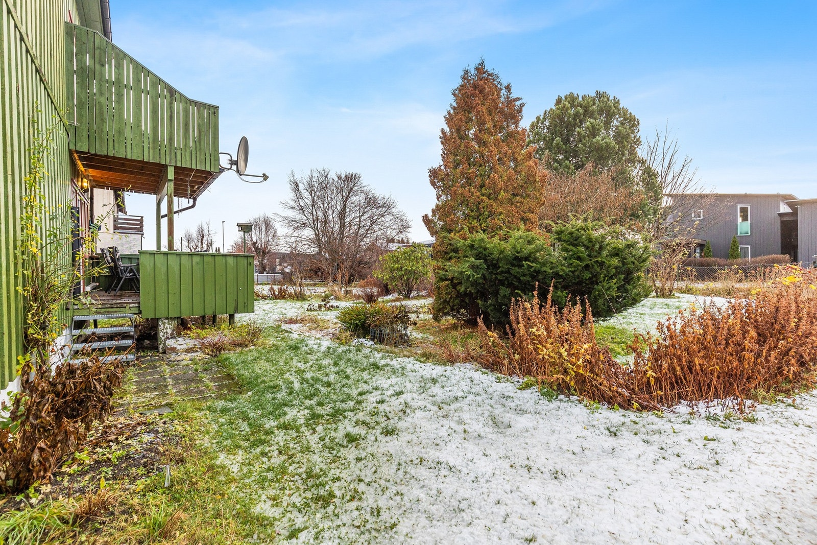 Rundt boligen er det en stor og frodig hage. Galleribilde