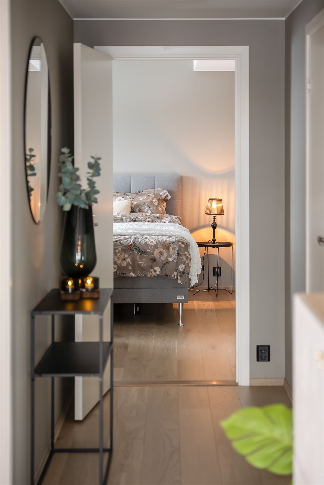 Stuen kobles sammen med resten av leiligheten ved hjelp av en gang på 5 m². Galleribilde