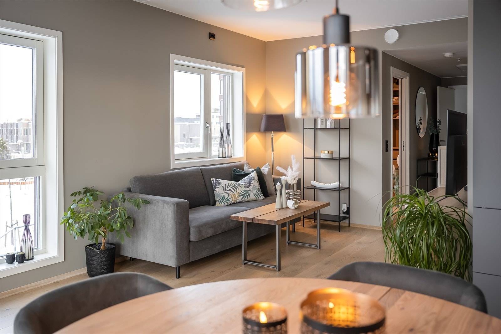 Stue- og kjøkkenløsningen er på til sammen 26,3 m² og naturlig adskilt i to soner. Galleribilde