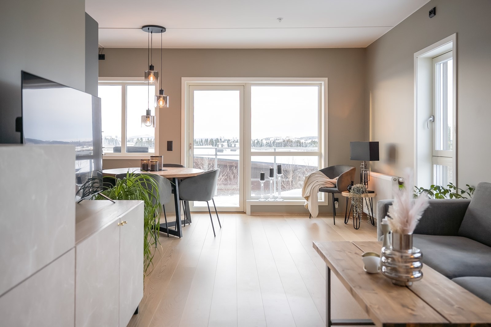 Boligen er innholdsrik og praktisk utformet med sine 63 m², og ekstra vindusflater på nordsiden av bygget bidrar til økt romfølelse. Galleribilde