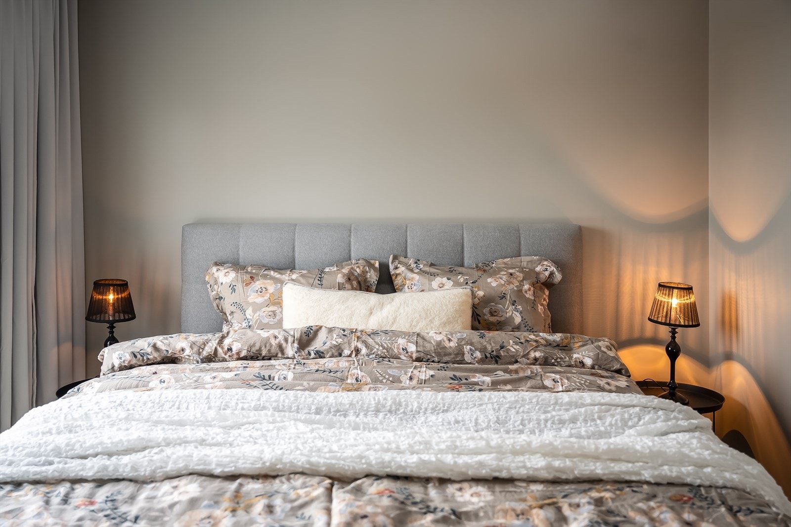 Rommet er som resten av leiligheten, malt i lune og tidsriktige farger. Galleribilde