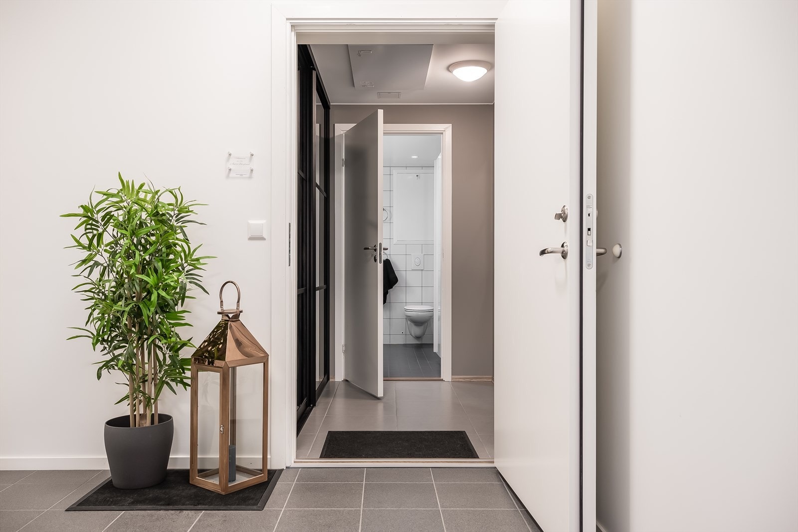 Inngangspartiet og entréen er flislagt, for å forhindre vannskader på vinterstid. Galleribilde