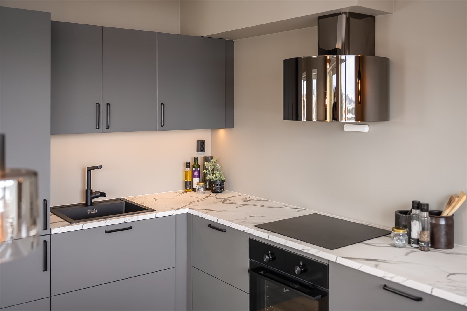 Videre har kjøkkenet integrerte hvitevarer som induksjonstopp, stekeovn, kombiskap og oppvaskmaskin. Galleribilde