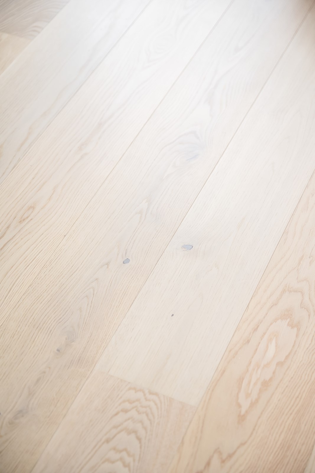 Det er gjort grundige materialvalg i byggeprosessen. På gulv er det lagt lysmalt 1-stavs eikeparkett. Galleribilde