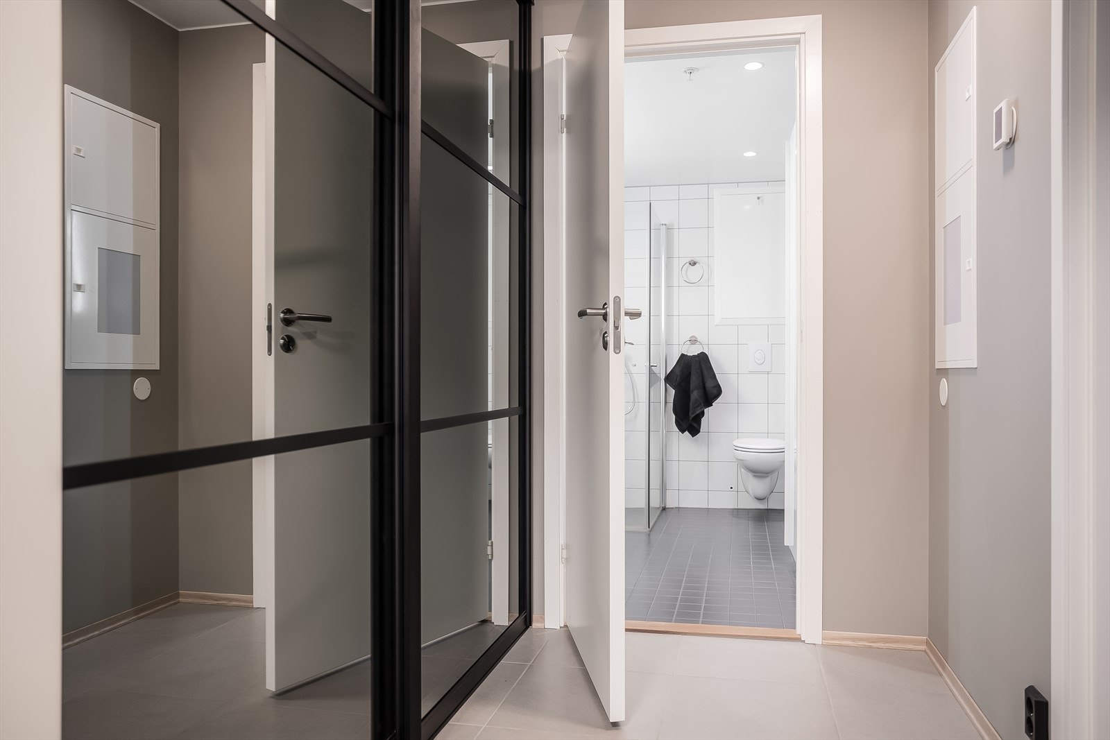 Videre inn fra gangen har du separat entré på 4,4 m². Her er det montert plassbygd garderobeløsning med speil. Galleribilde