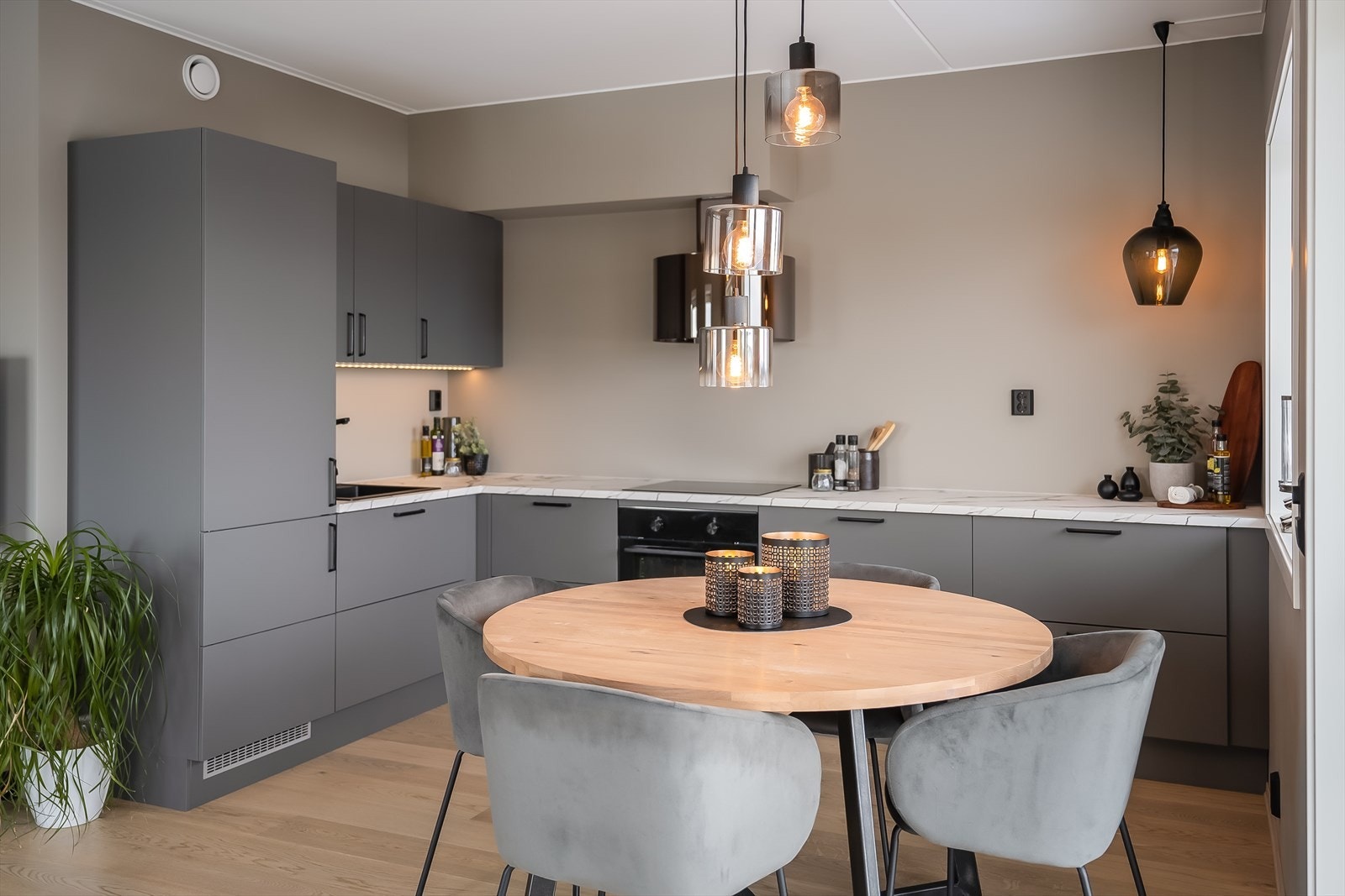 Her får du et stort hjørnekjøkken på 7,6 m² med flere eksklusive tilvalg og flotte farger. Galleribilde